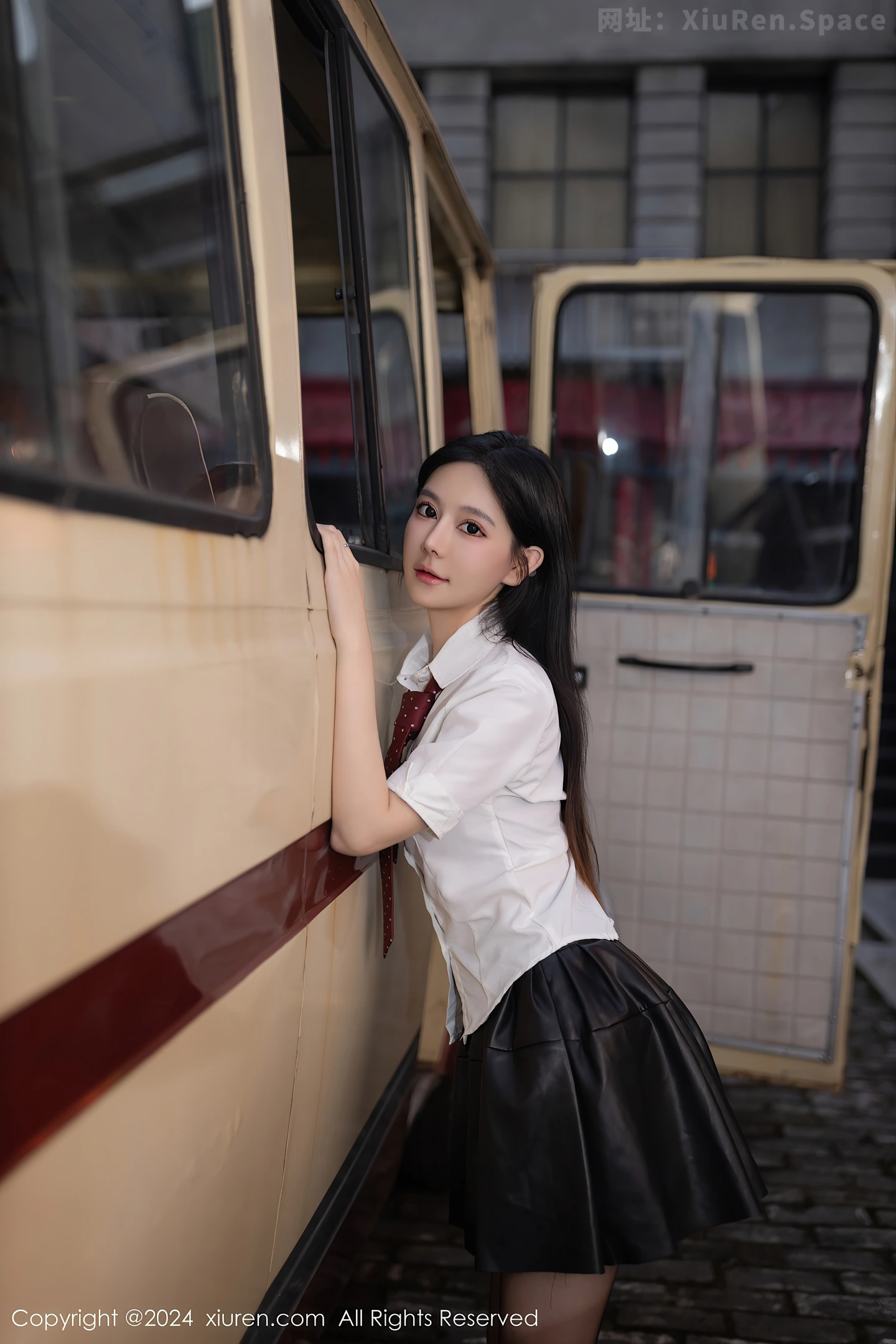 图片[2]-[XiuRen秀人网]VOL.7957 模特幼幼性感学妹装扮红色蕾丝内衣配破烂黑丝秀美腿诱惑写真80P-秀人网官方网站